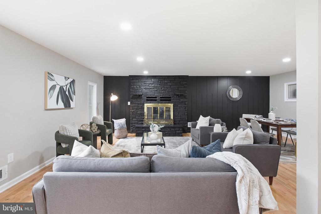 896 FOREST LANE