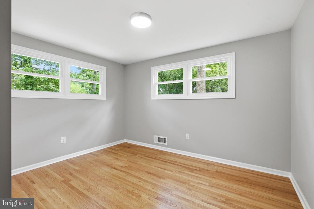 896 FOREST LANE
