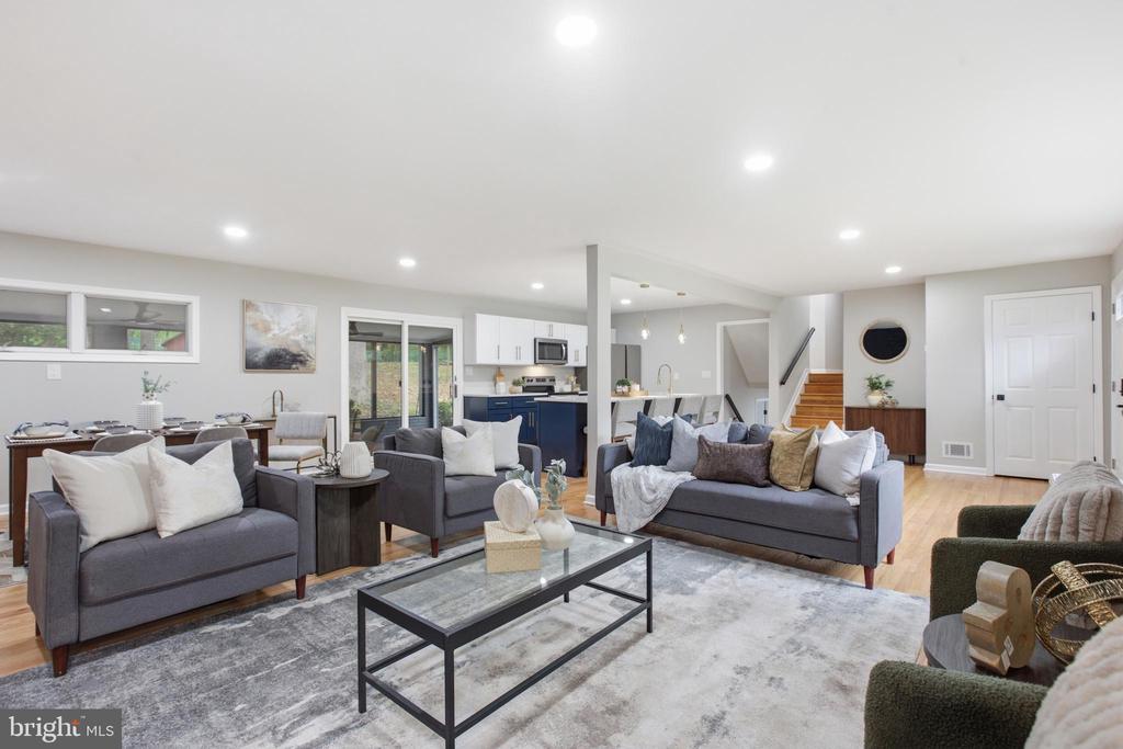 896 FOREST LANE