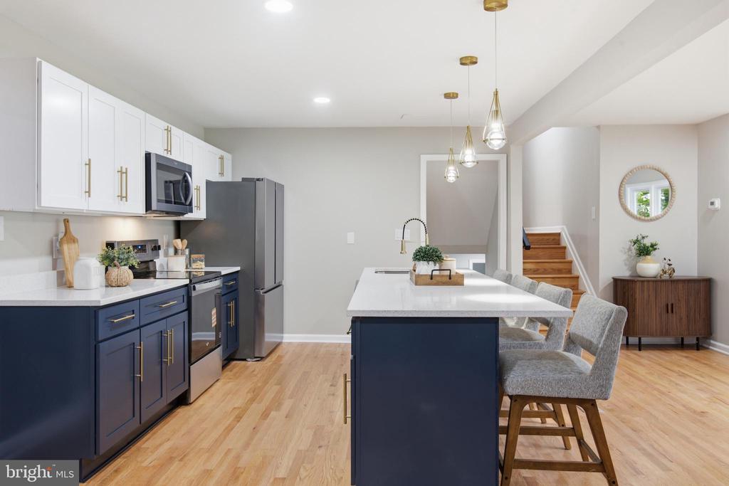 896 FOREST LANE