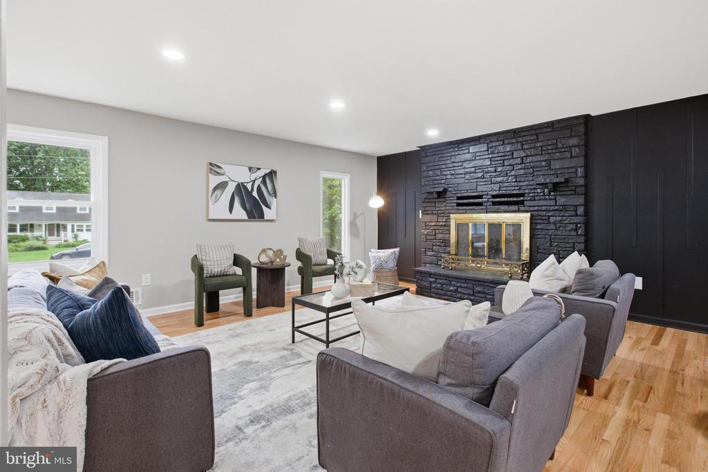 896 FOREST LANE