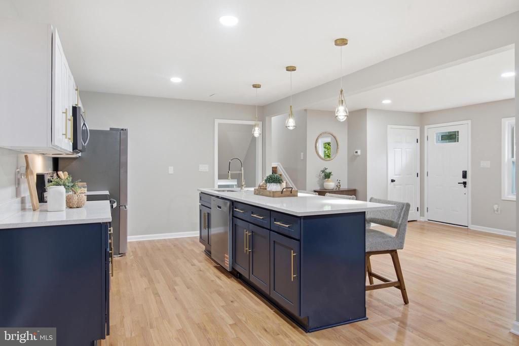 896 FOREST LANE