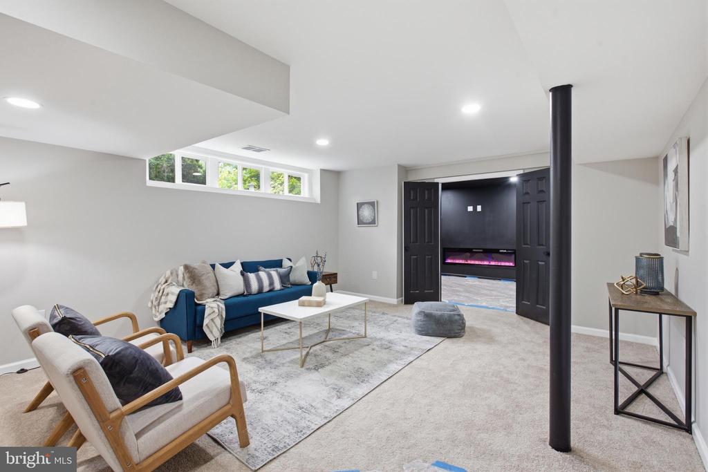 896 FOREST LANE