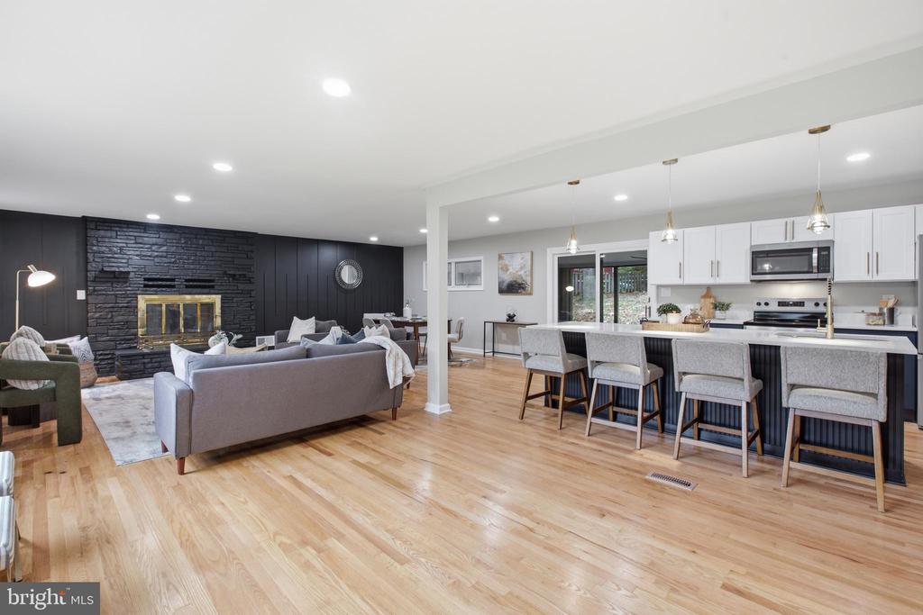 896 FOREST LANE