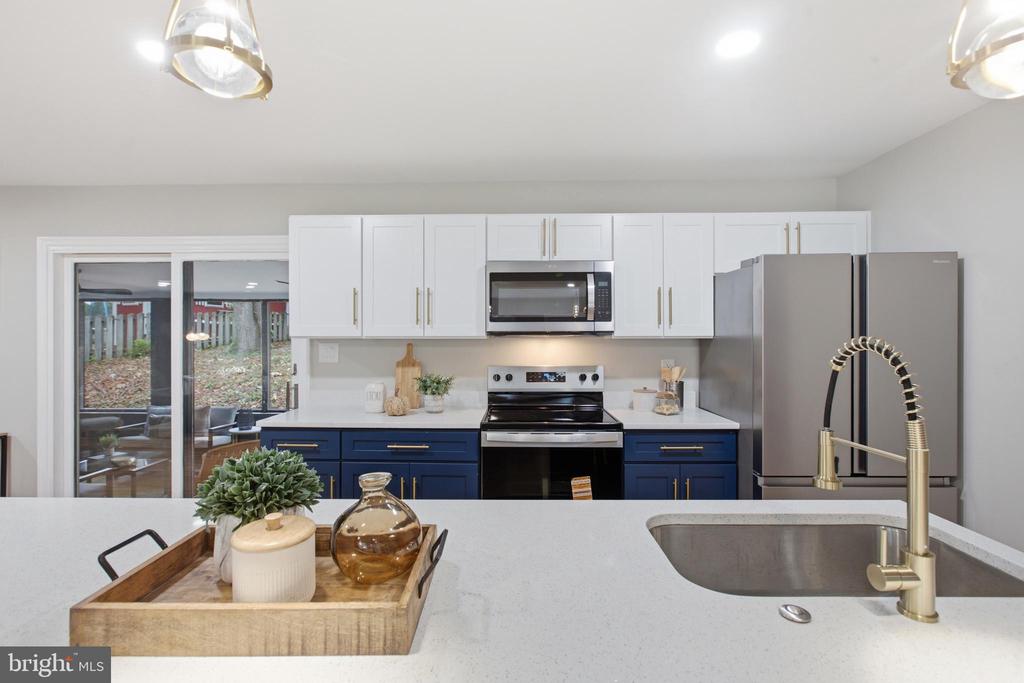896 FOREST LANE