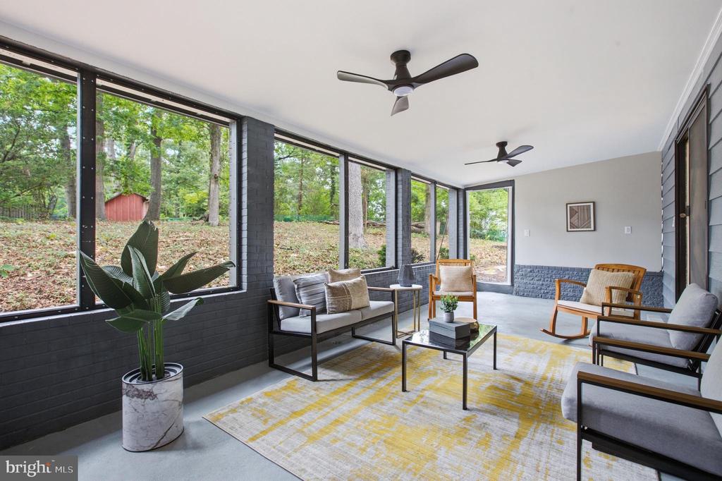 896 FOREST LANE