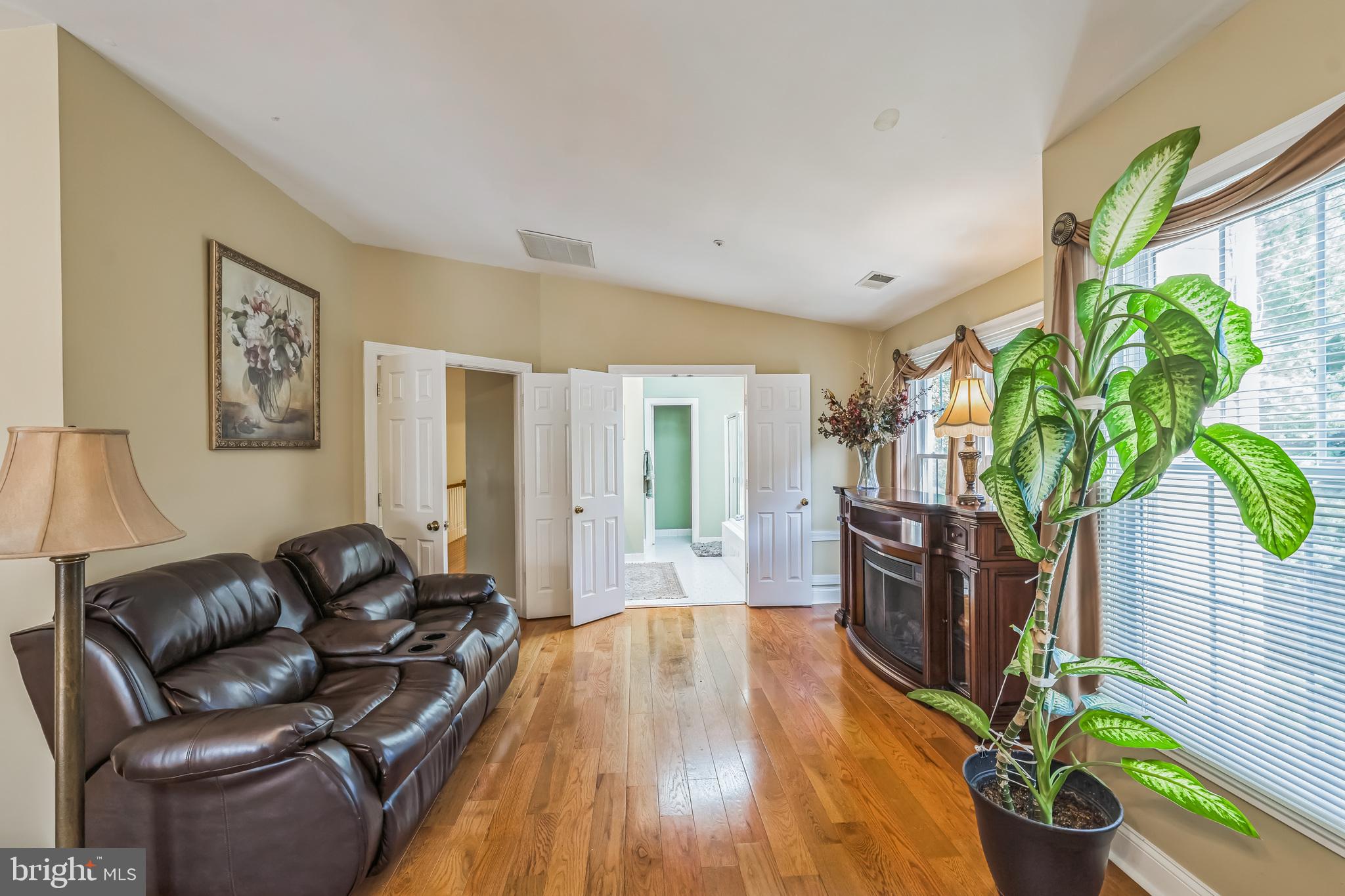 10417 Foxlake Dr