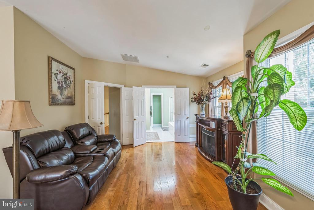 10417 Foxlake Dr