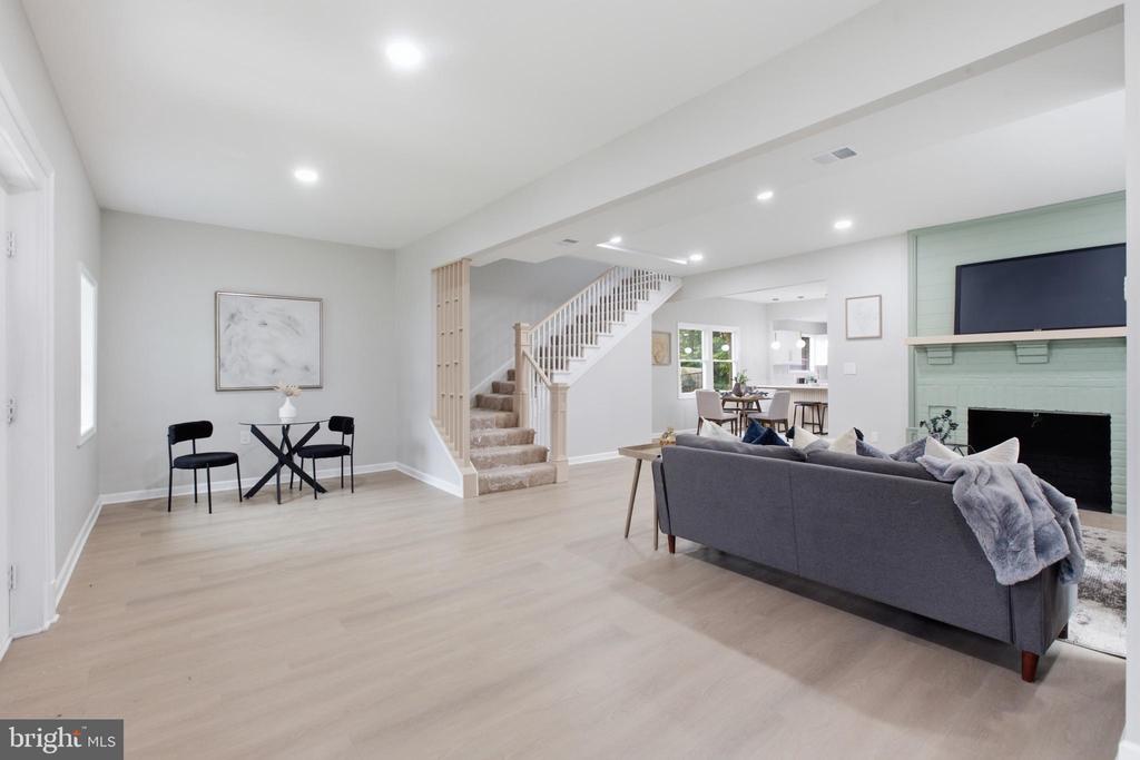 5005 HOLLYWOOD ROAD