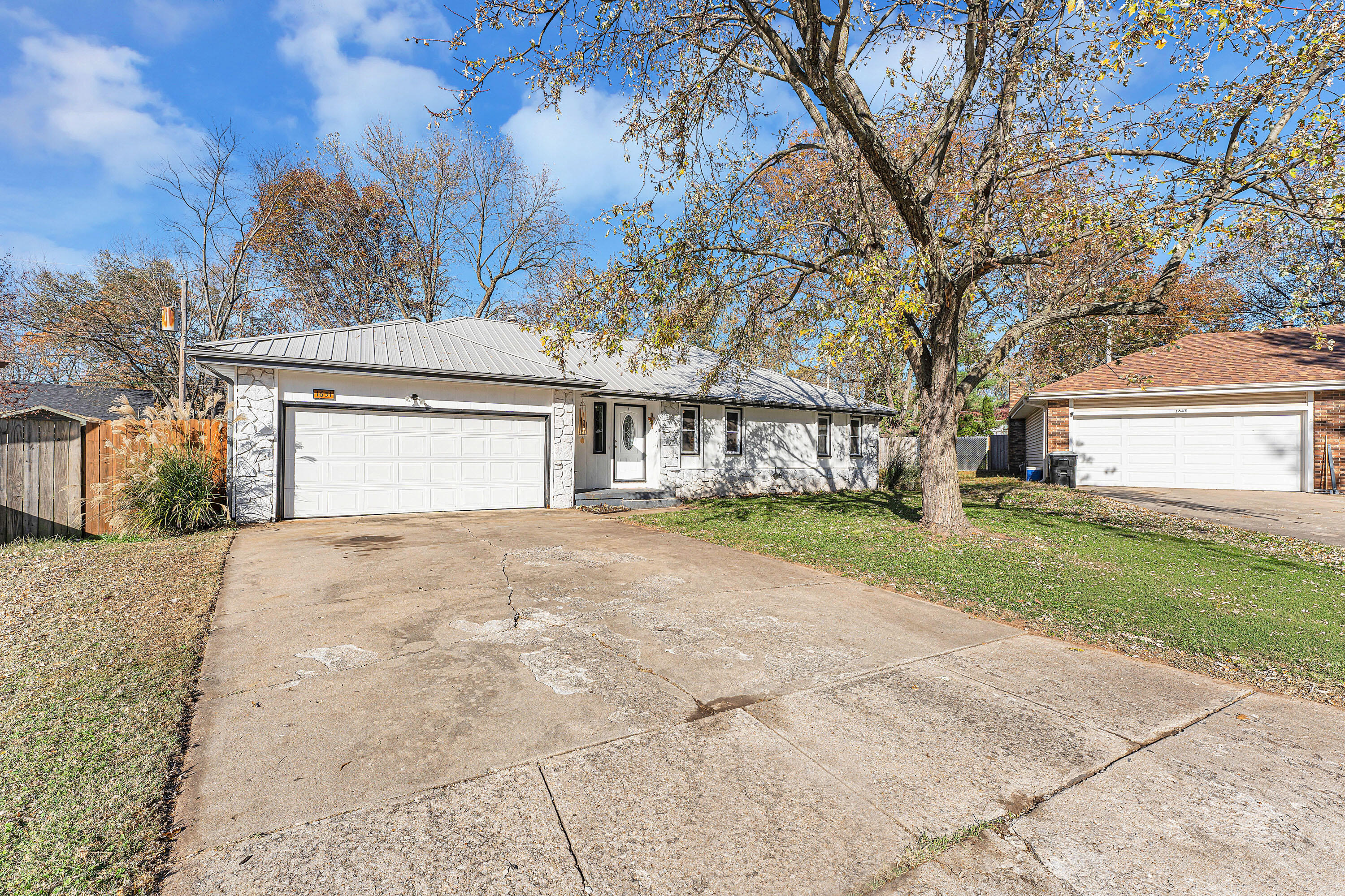1651 W Lindberg Street