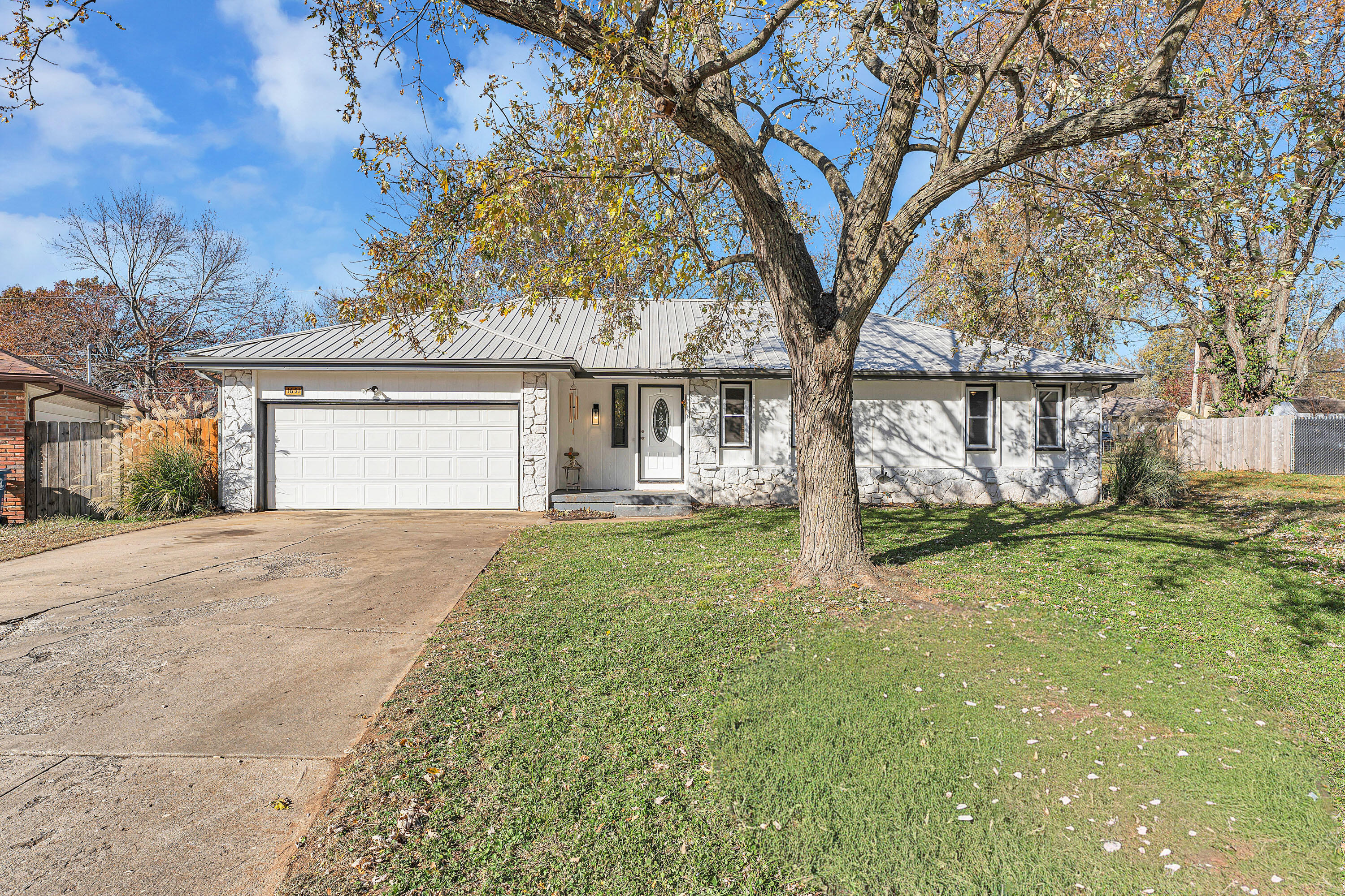 1651 W Lindberg Street