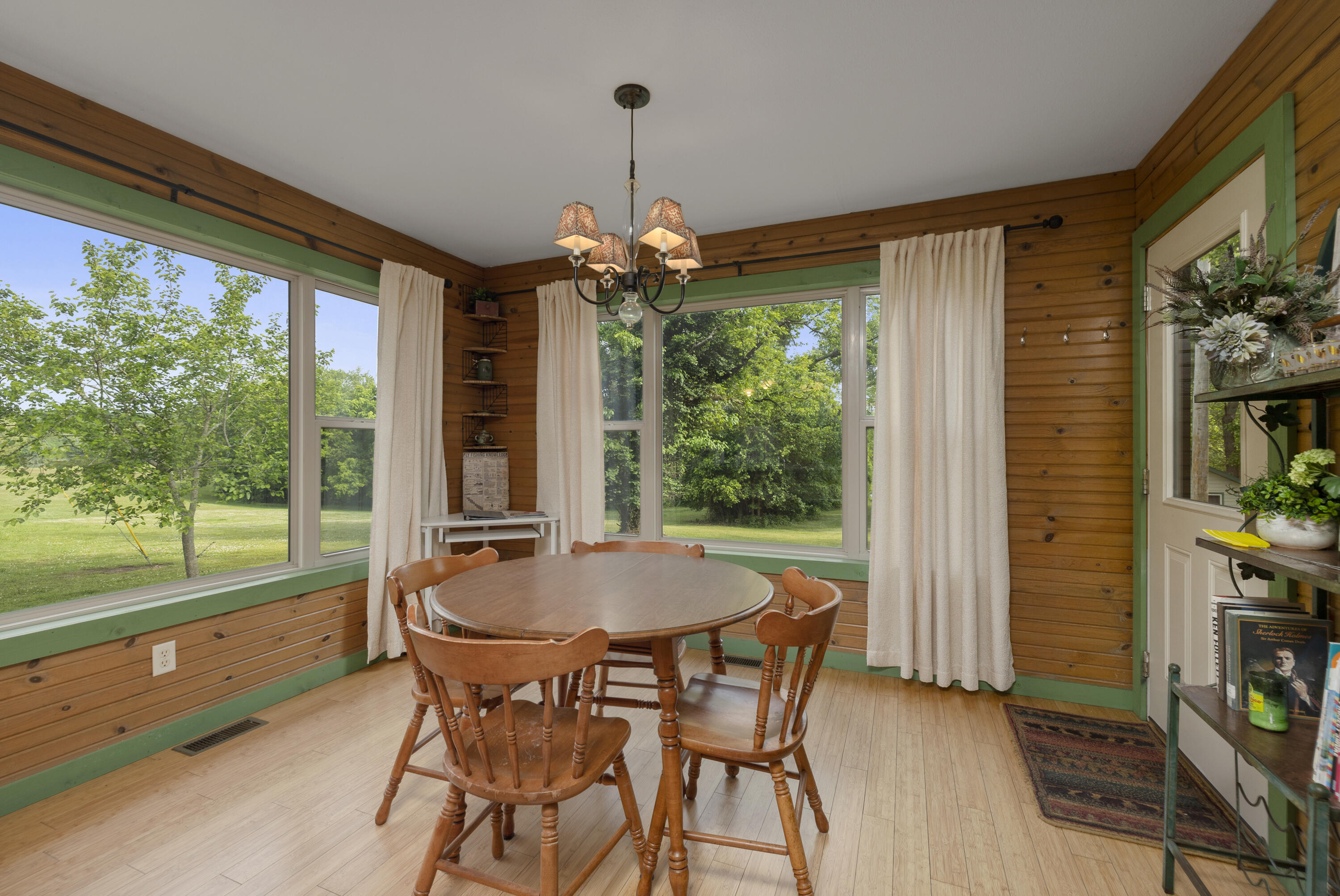 195 Edgewater Circle