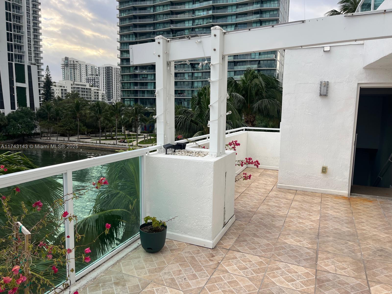 500 NE 29th St Unit: TH1