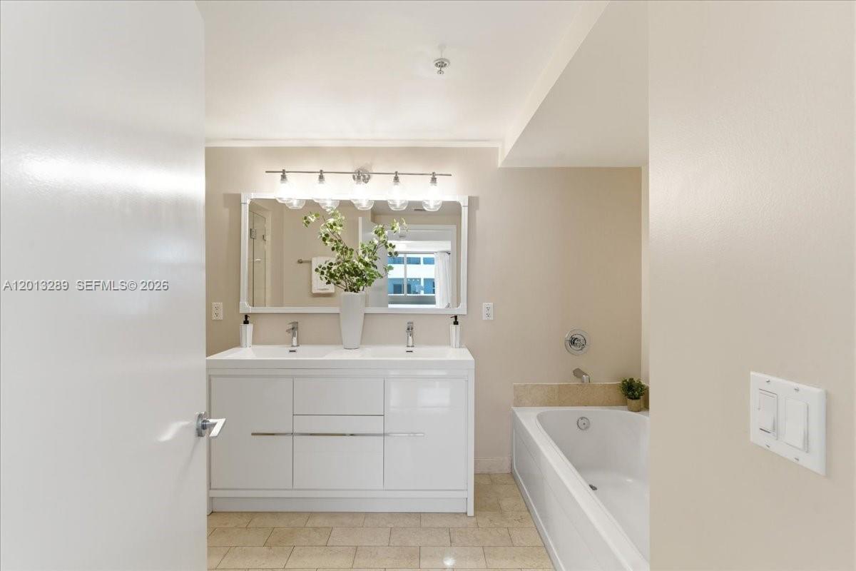 1111 SW 1st Ave Unit: 721-N