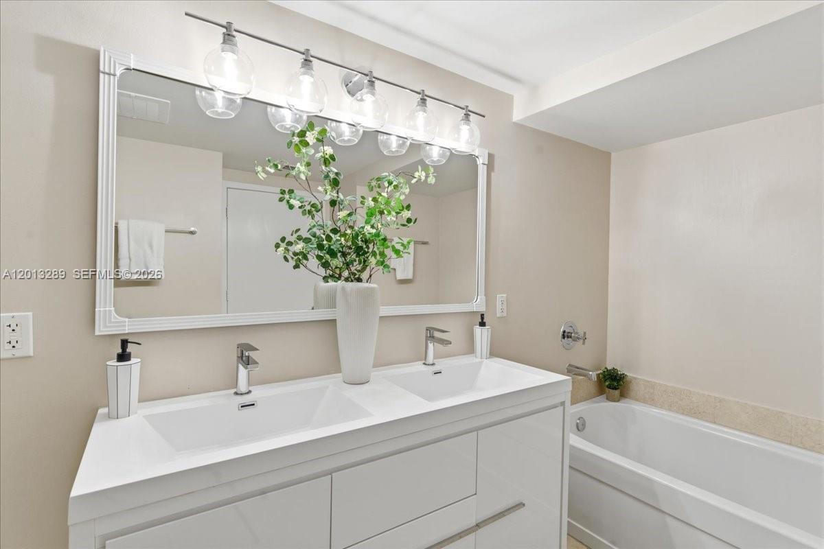 1111 SW 1st Ave Unit: 721-N