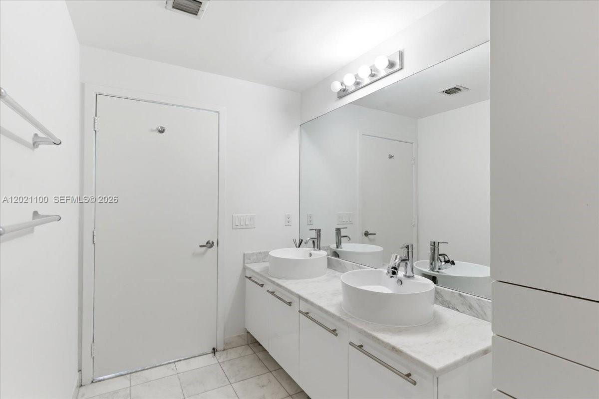 888 Biscayne Blvd # 2212