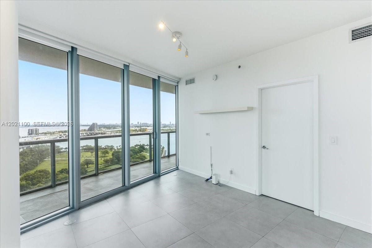 888 Biscayne Blvd # 2212