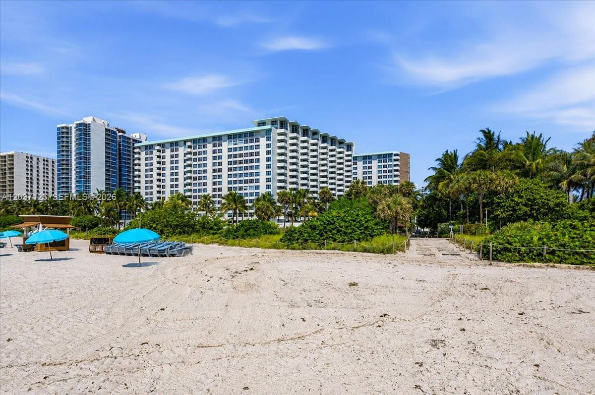 2899 Collins Ave # 1022