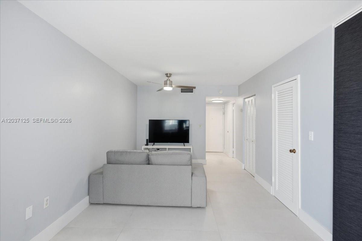 2899 Collins Ave # 1022