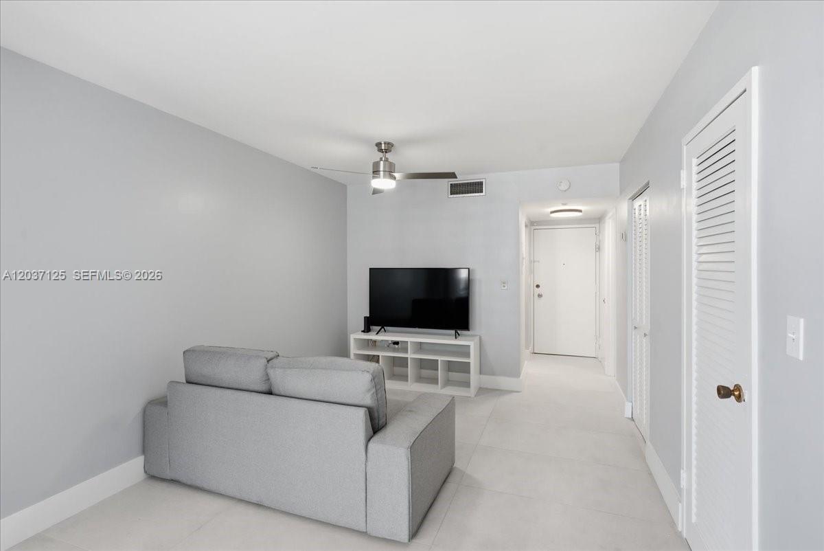 2899 Collins Ave # 1022