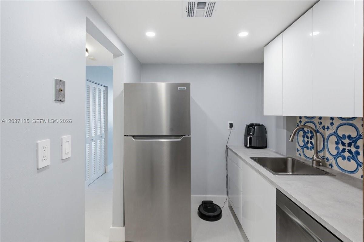 2899 Collins Ave # 1022