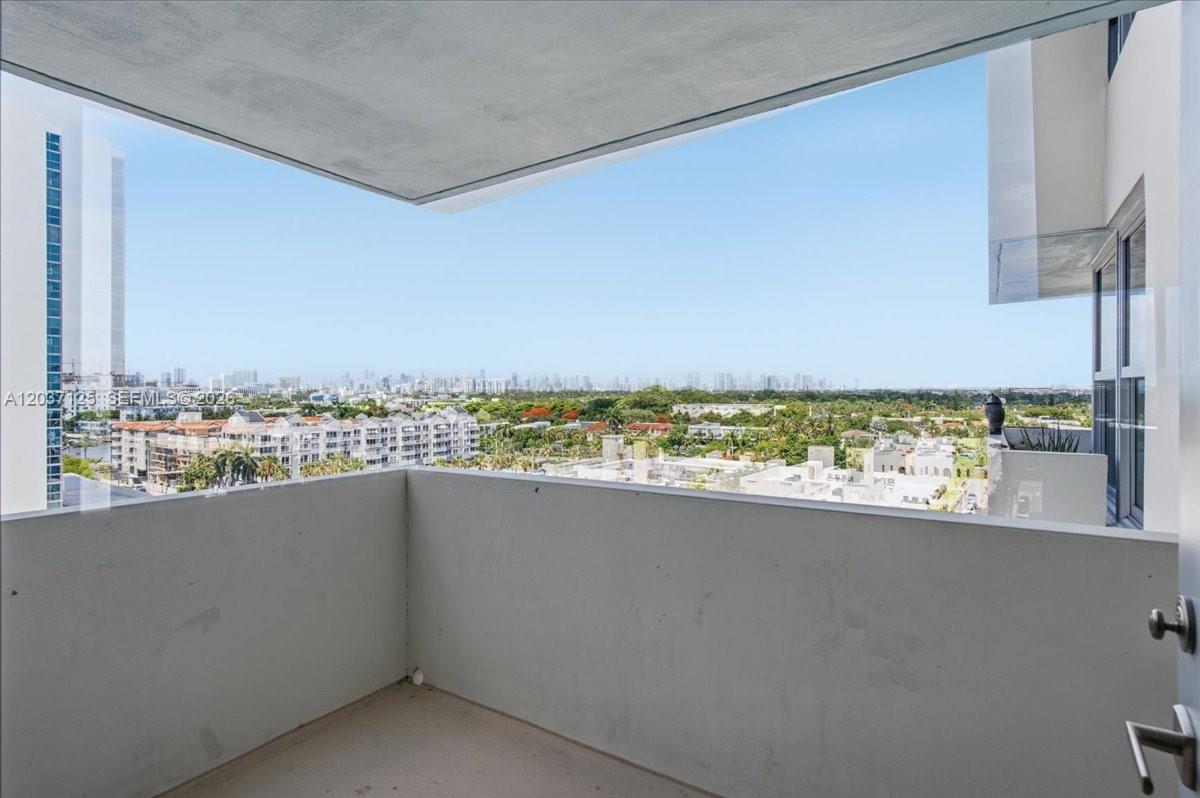 2899 Collins Ave # 1022