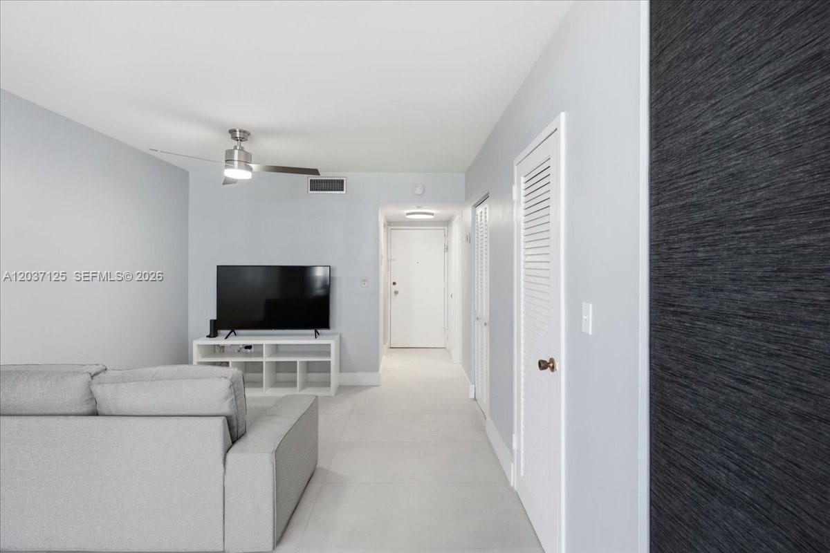 2899 Collins Ave # 1022