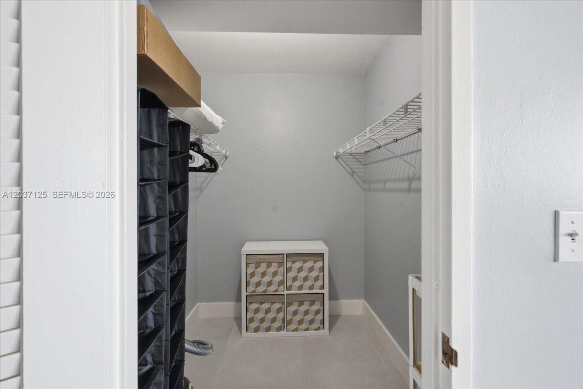 2899 Collins Ave # 1022