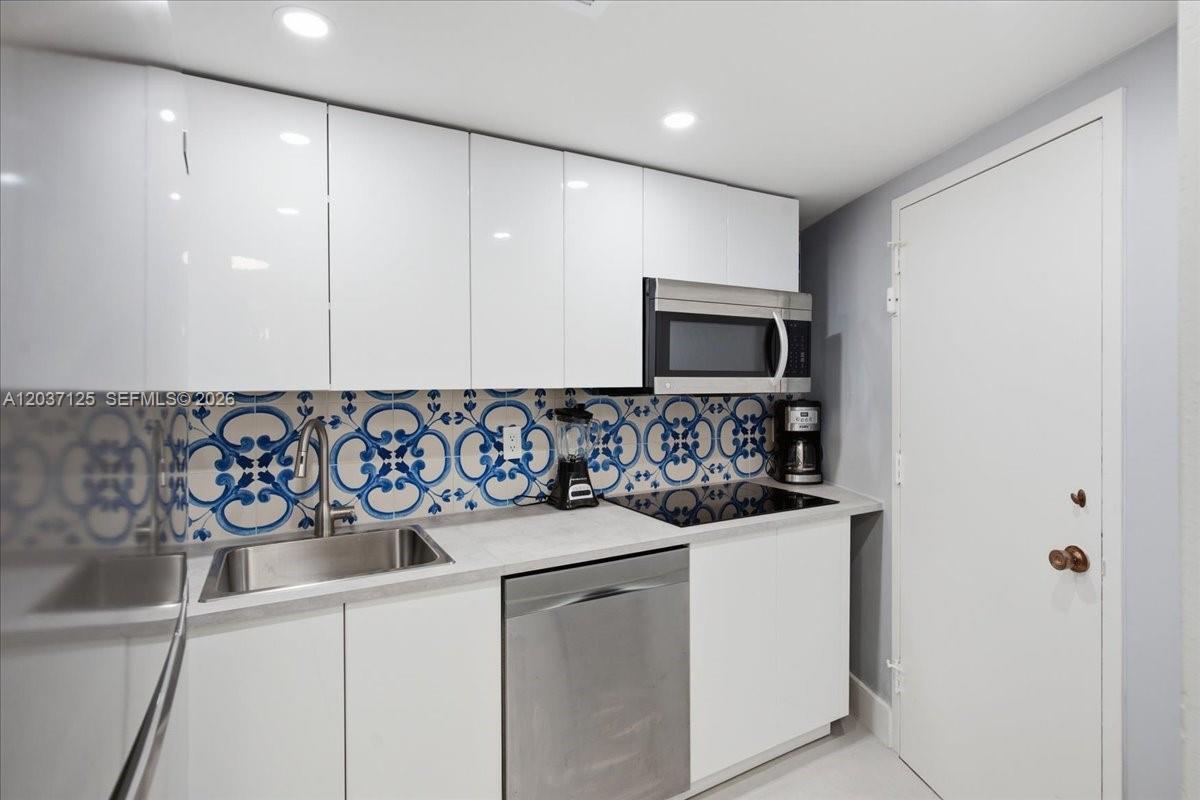 2899 Collins Ave # 1022