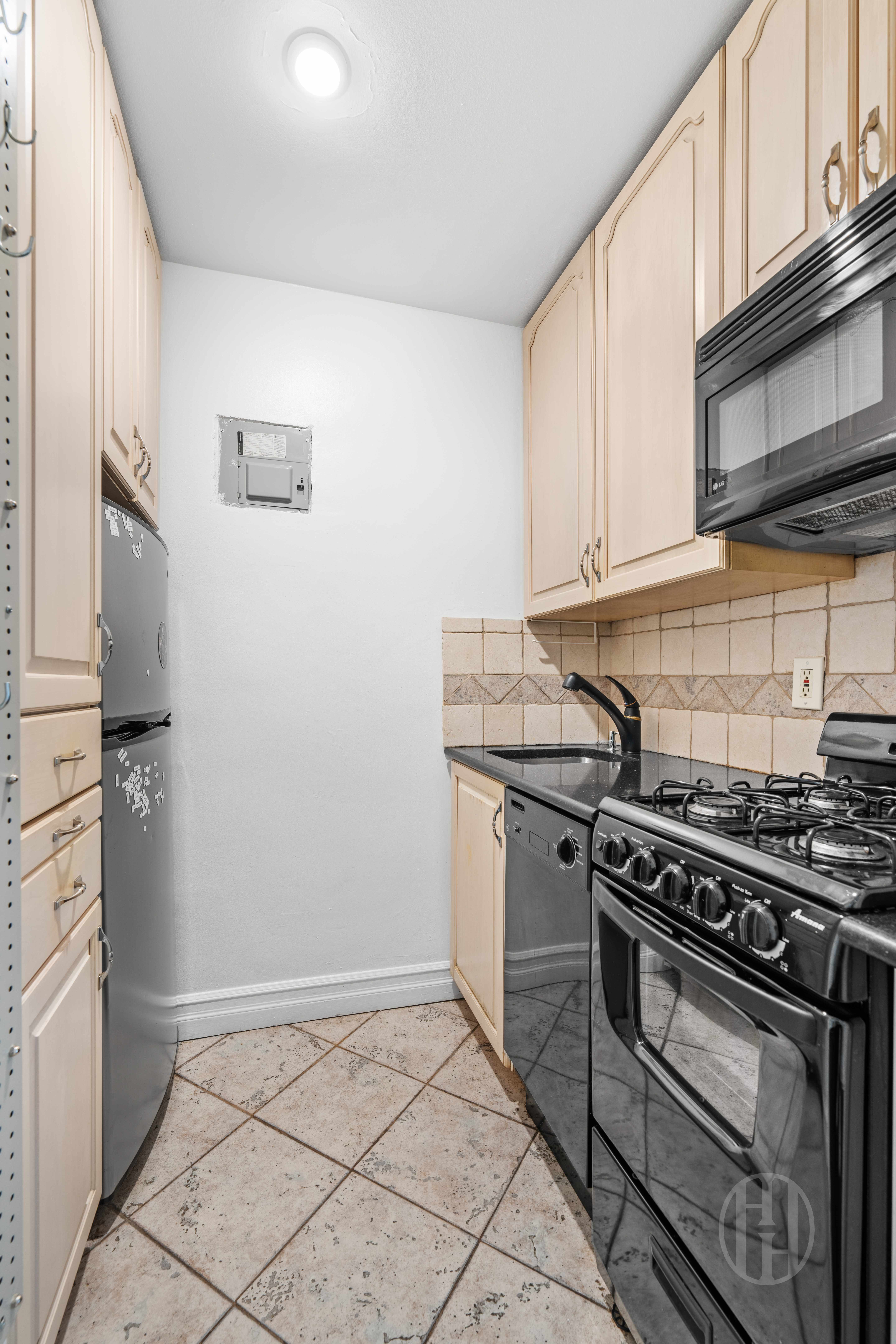 225 East 36th Street Unit: 2P