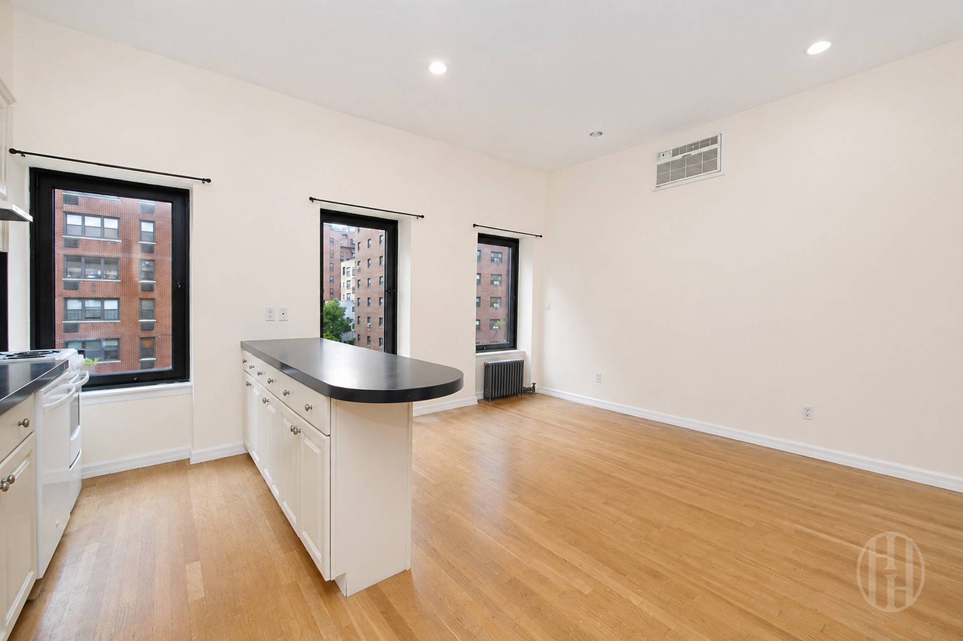 200 East 35th Street Unit: TOWNHOUSE