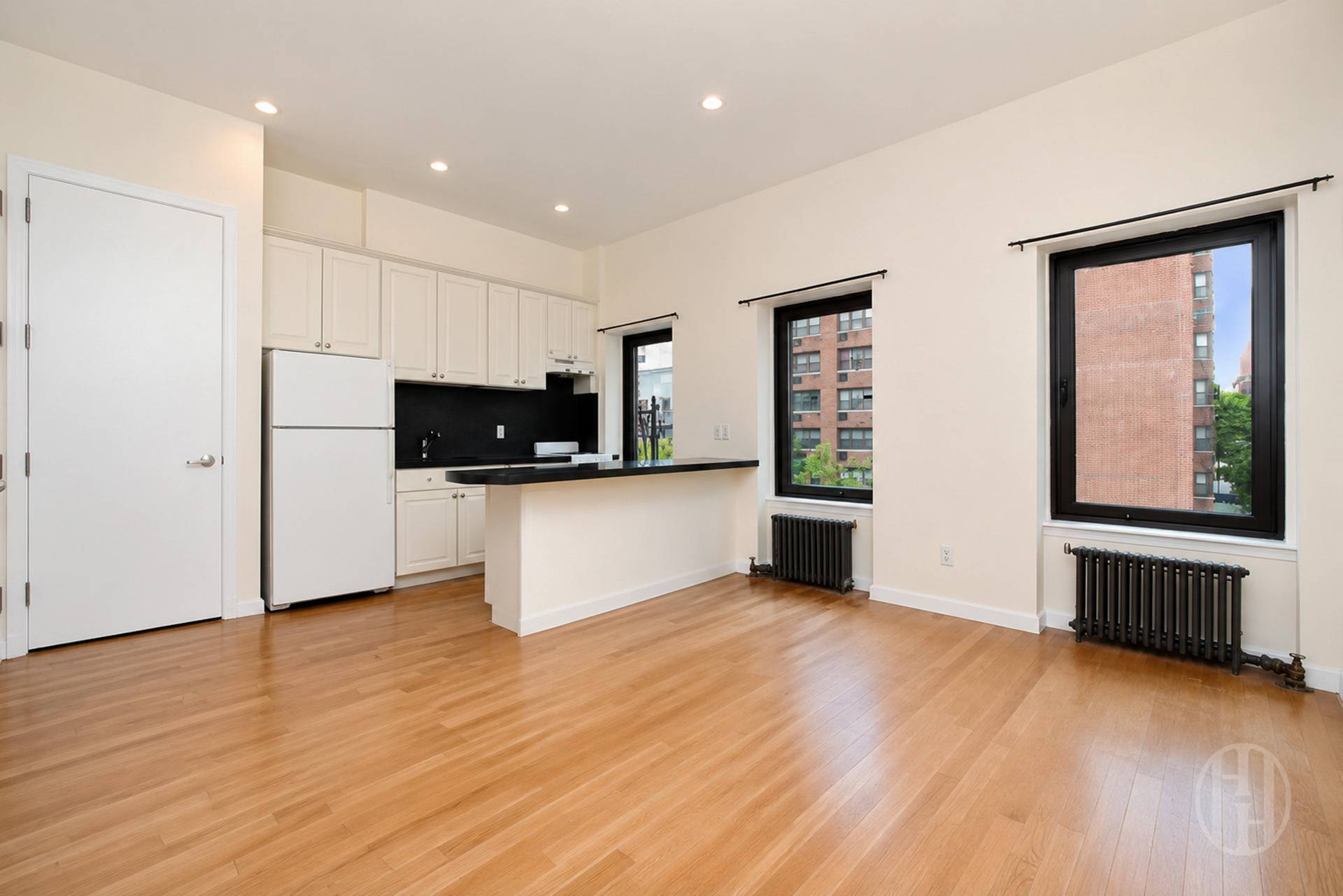 200 East 35th Street Unit: TOWNHOUSE