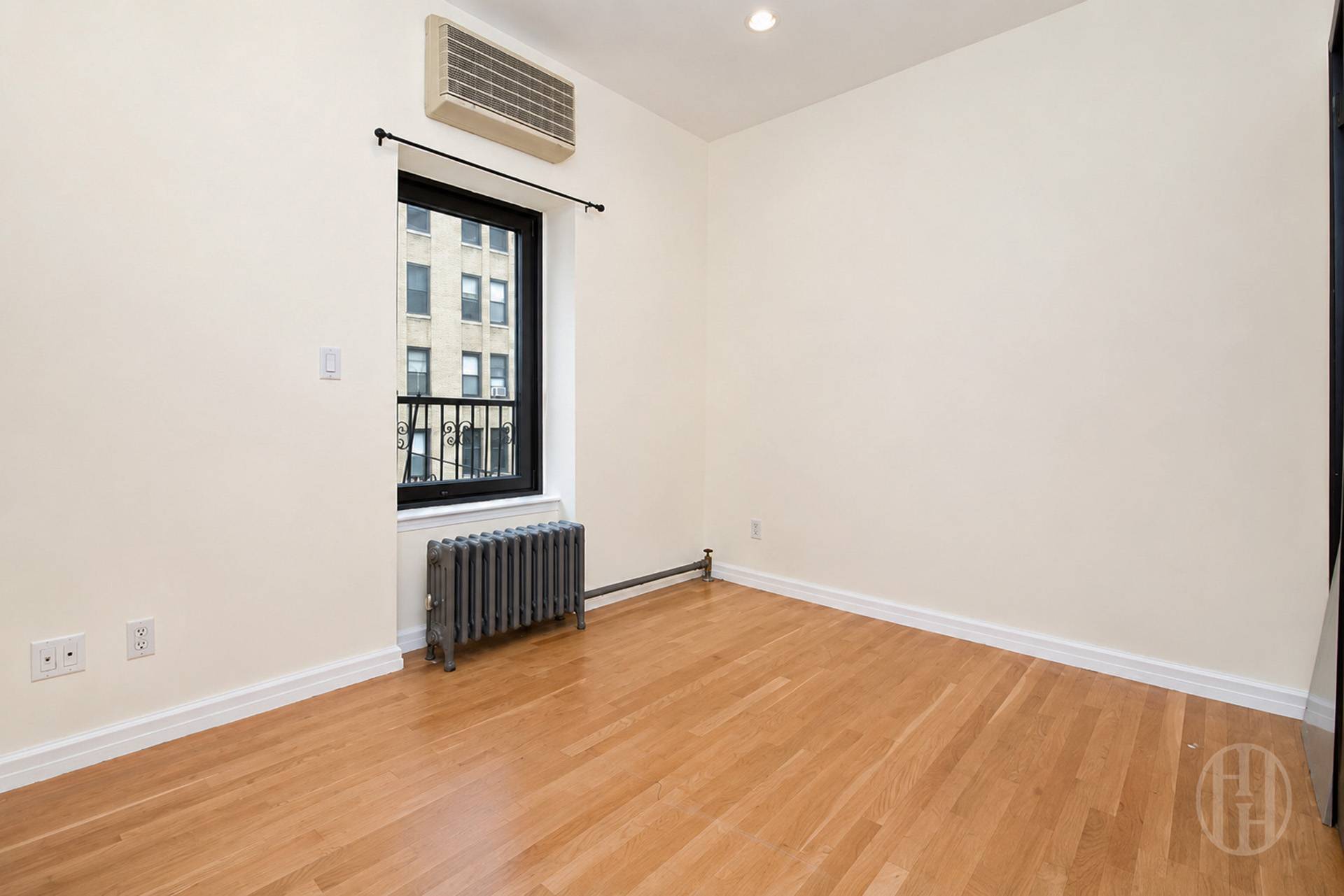 200 East 35th Street Unit: TOWNHOUSE