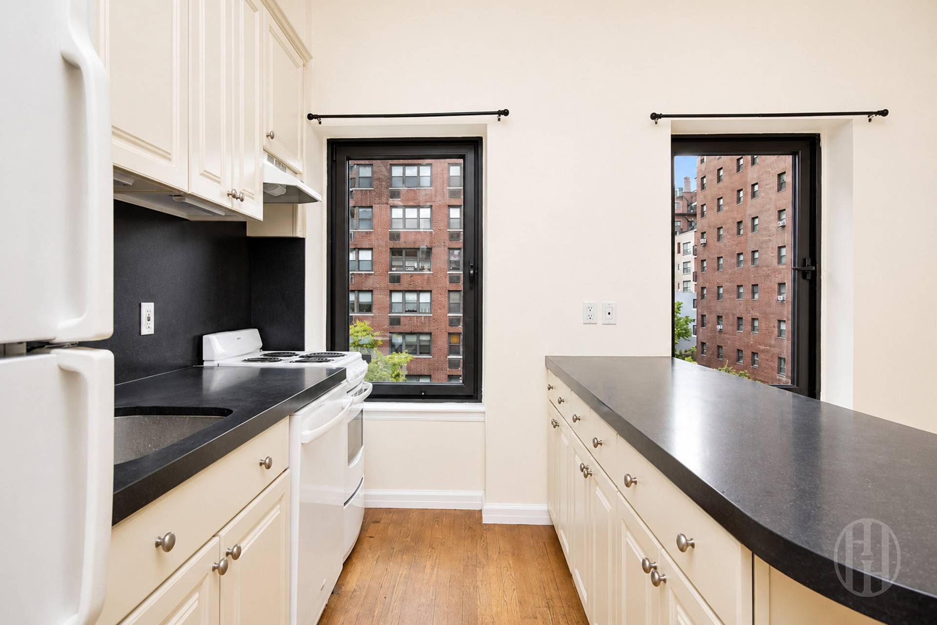 200 East 35th Street Unit: TOWNHOUSE
