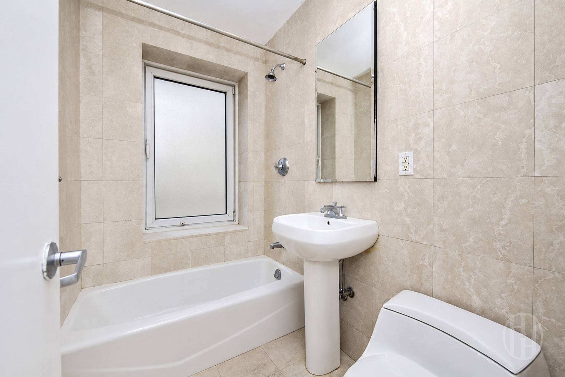 200 East 35th Street Unit: TOWNHOUSE