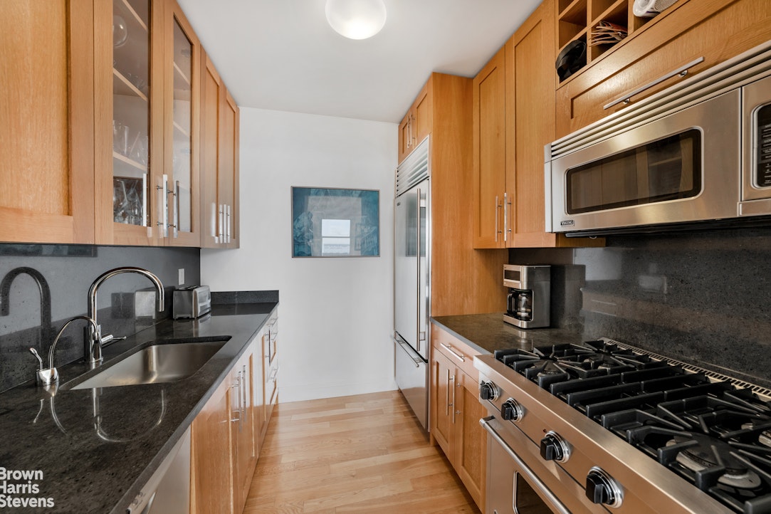 88 GREENWICH Street 2704