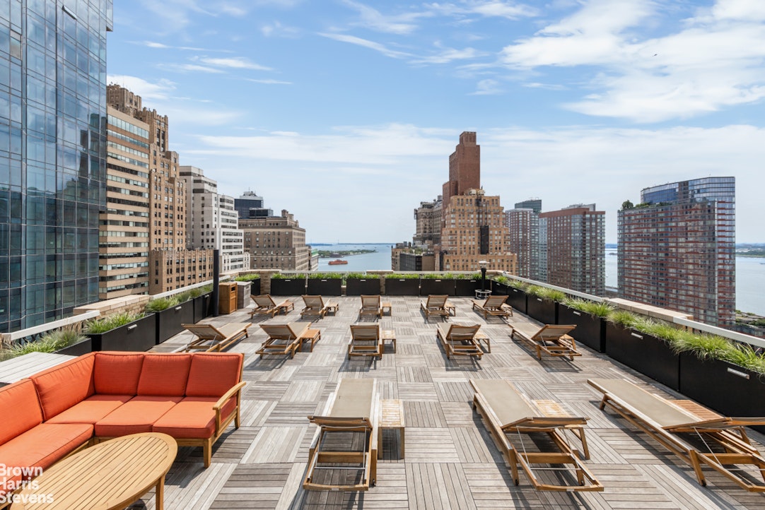 88 GREENWICH Street 2704