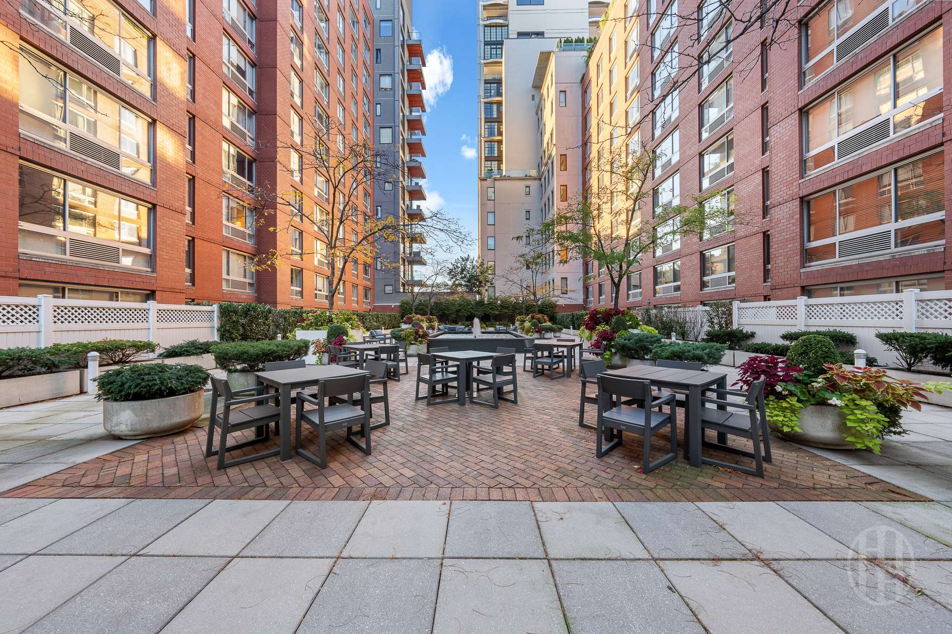 555 W 23rd Street N5E