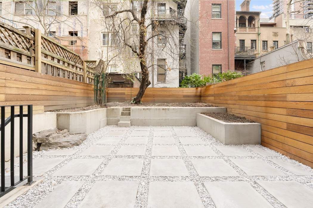 221 E 48th Street Garden