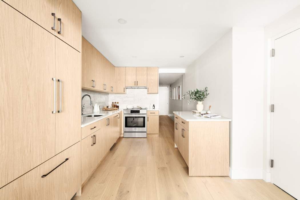 221 E 48th Street Garden