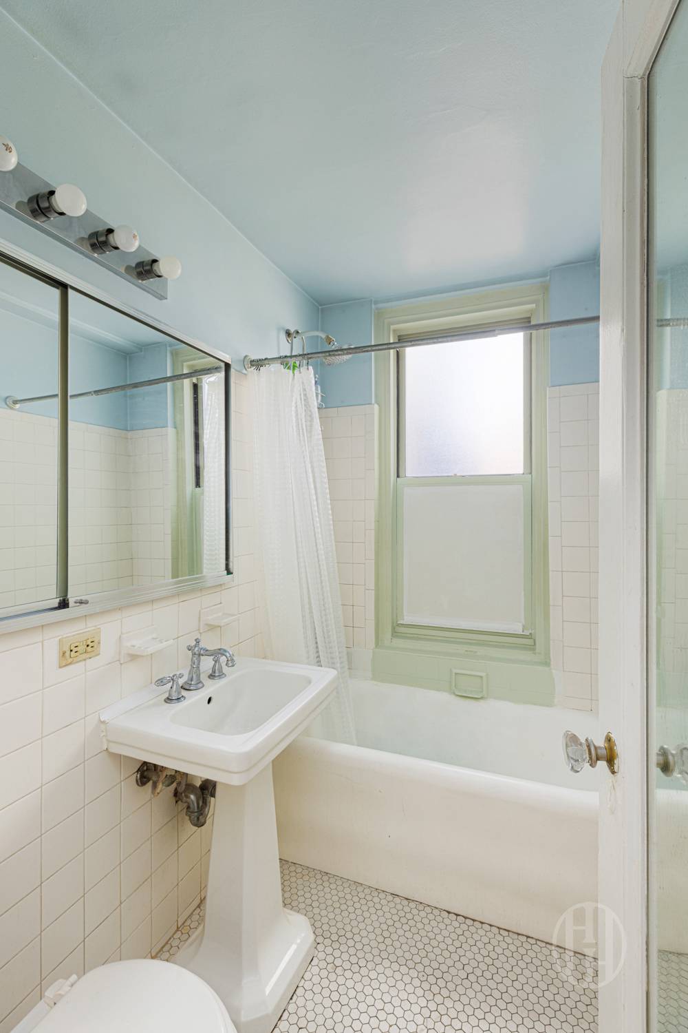 325 W 45th Street 519
