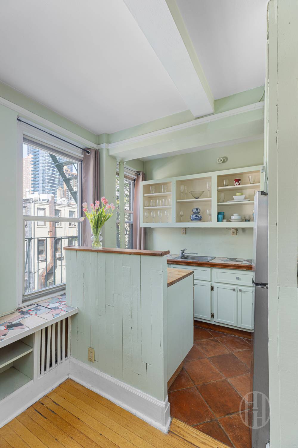 325 W 45th Street 519