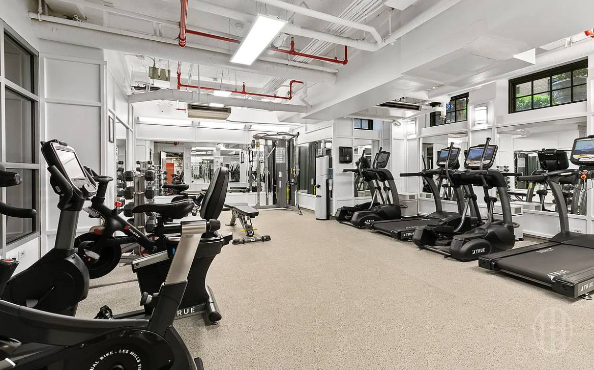 28 E 10th Street 10B