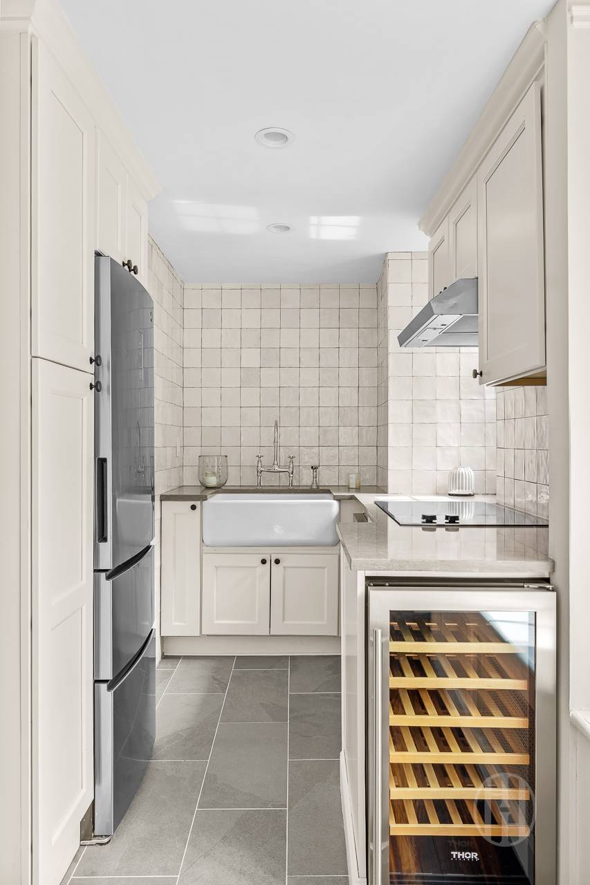 320 E 42nd Street 718