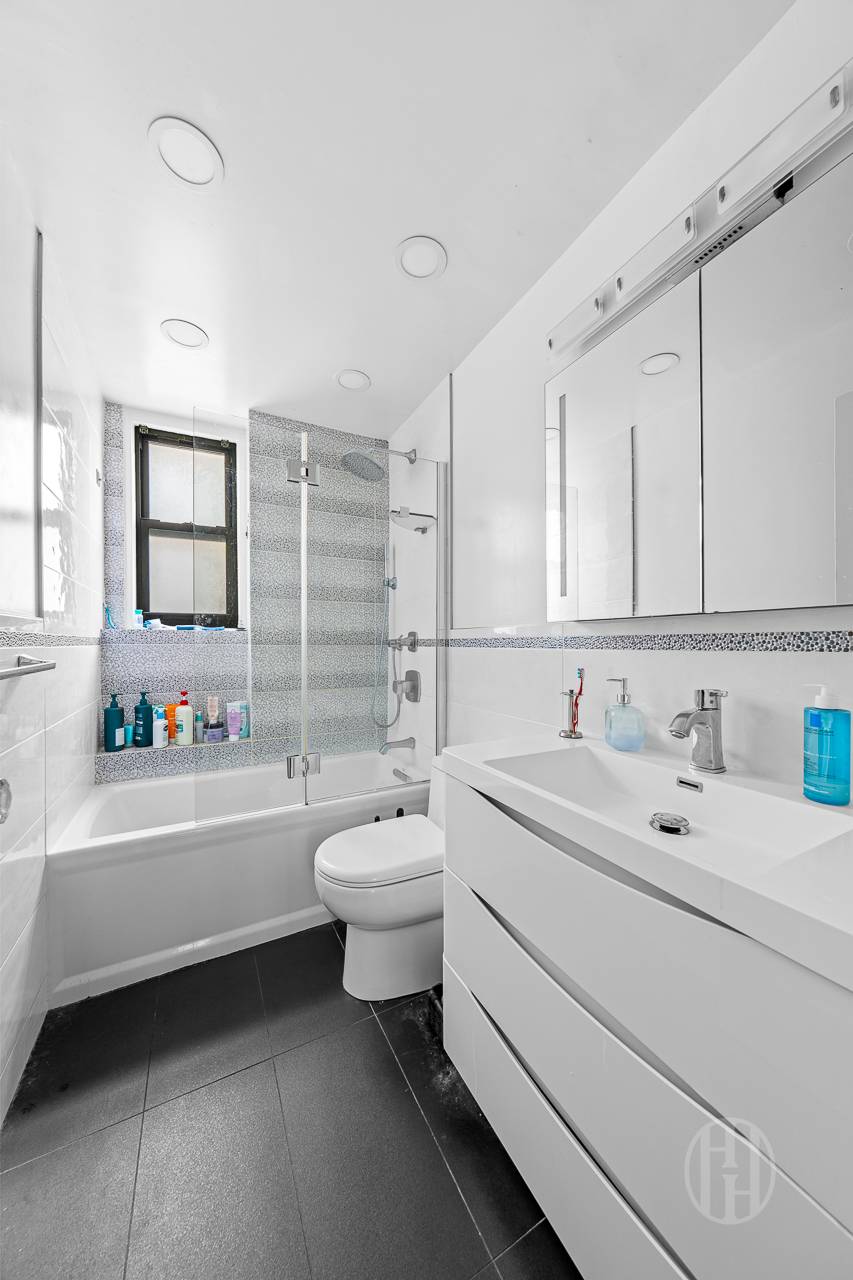 211 E 35th Street 8E