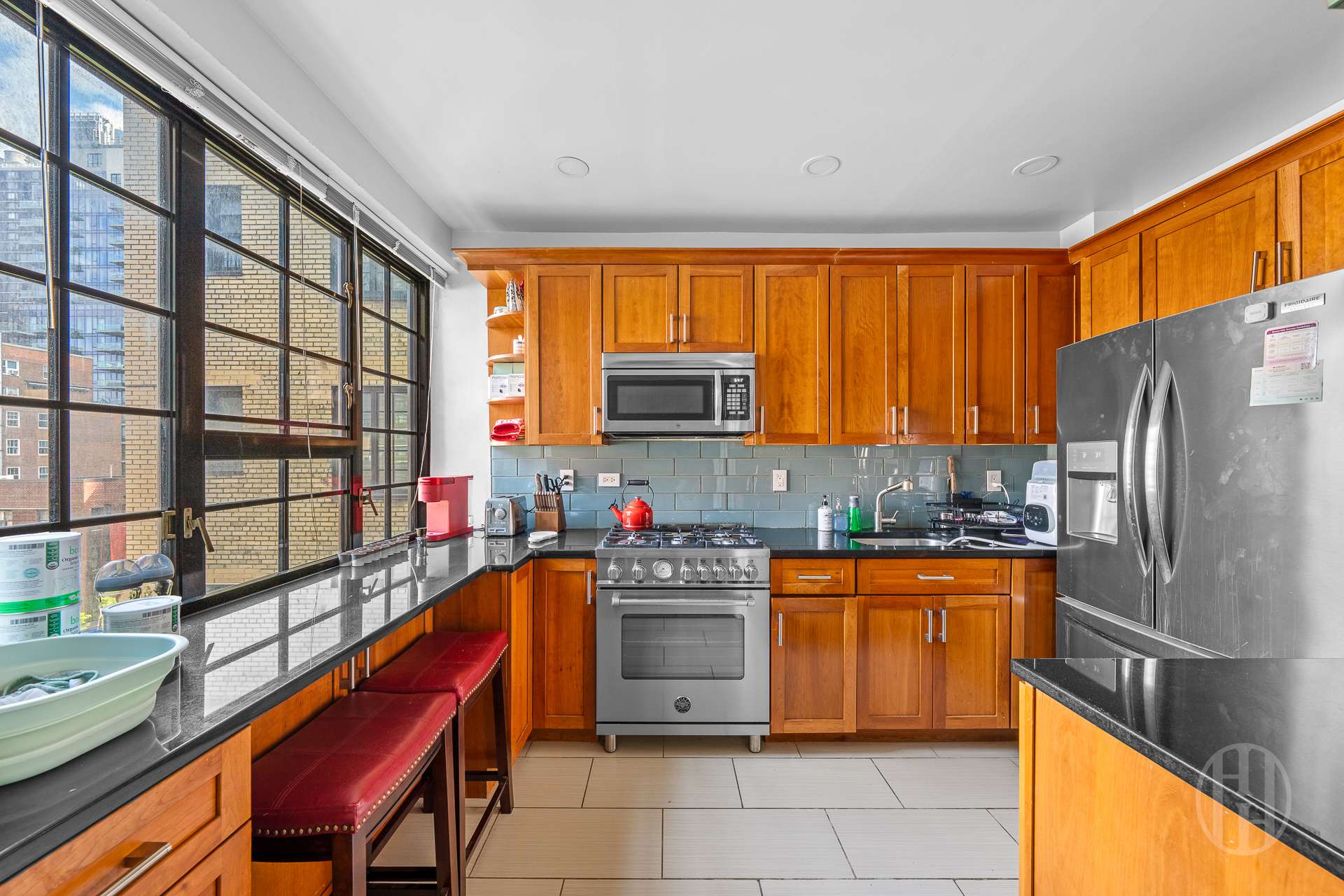 211 E 35th Street 8E