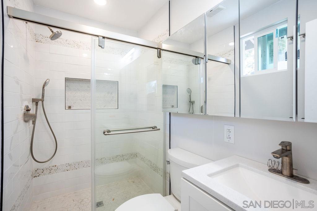 5318 Vickie Dr