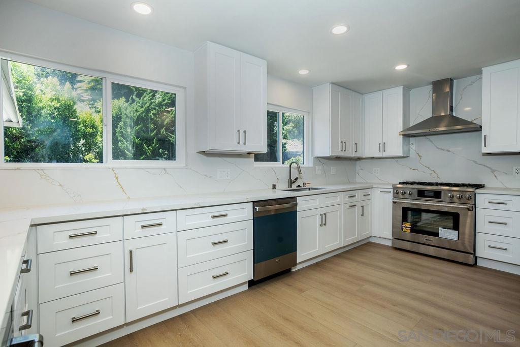 5318 Vickie Dr