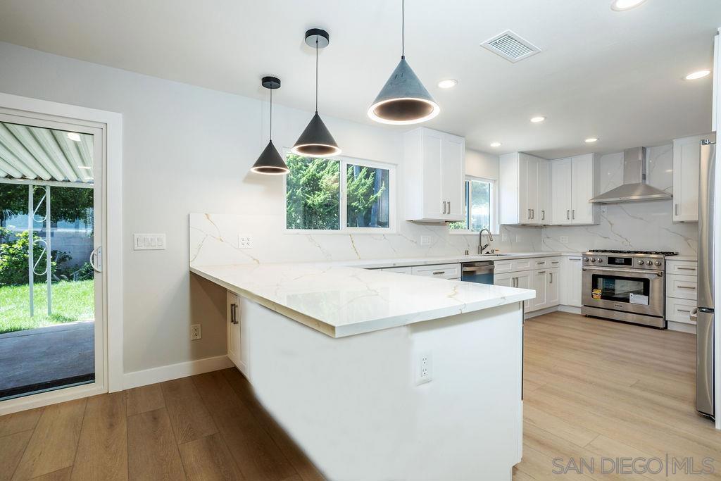 5318 Vickie Dr