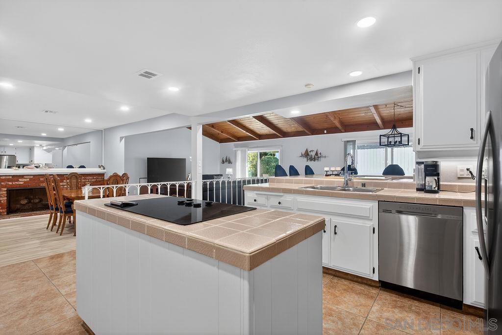 5349 Vickie Dr
